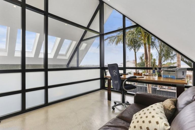 Photo of property in 81 Queen Street, Northcote Point, Auckland, 0627