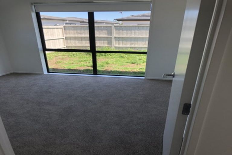 Photo of property in 33 Pepene Avenue, Takanini, 2112