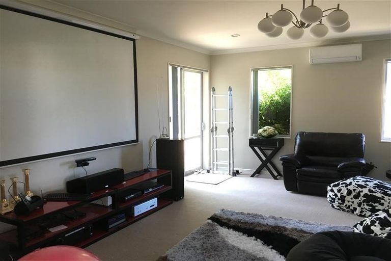 Photo of property in 12 Bintulu Place, Fairview Heights, Auckland, 0632