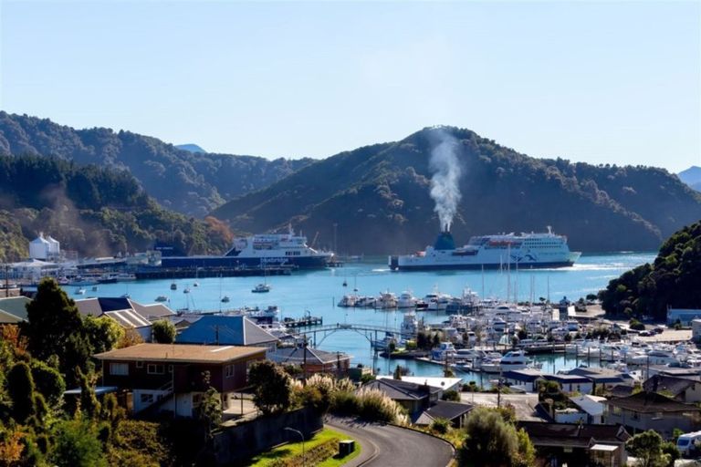 Photo of property in 26 Russell Street, Picton, 7220