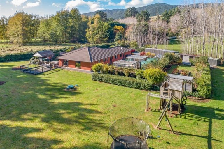 Photo of property in 92 Katherine Mansfield Drive, Whitemans Valley, Upper Hutt, 5371