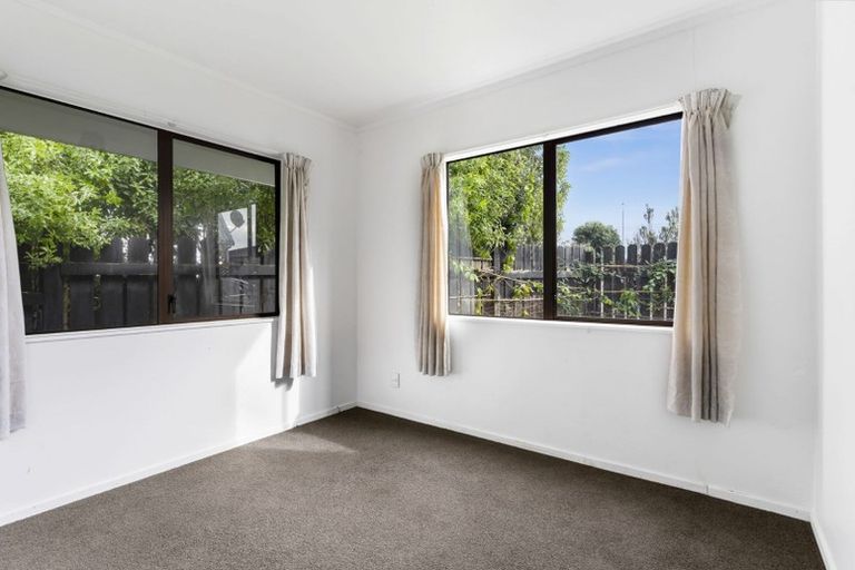 Photo of property in 2/43 Sabulite Road, Kelston, Auckland, 0602