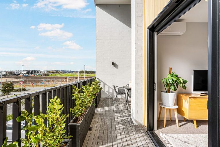 Photo of property in 13/1 Genevieve Lane, Hobsonville, Auckland, 0616