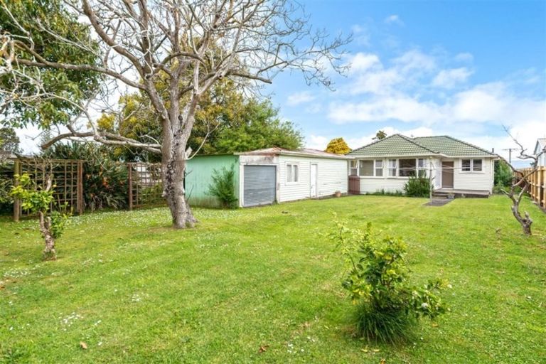 Photo of property in 15 Waione Avenue, Te Atatu Peninsula, Auckland, 0610