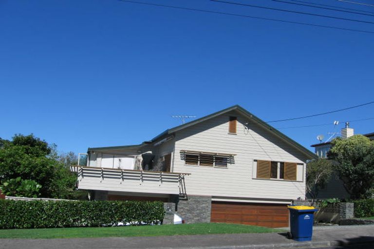 Photo of property in 27 Ocean View Road, Milford, Auckland, 0620