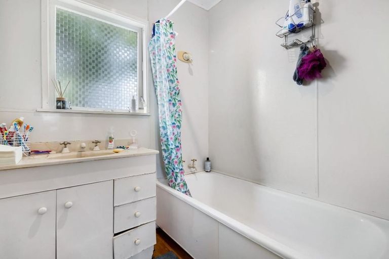 Photo of property in 137 Gossamer Drive, Pakuranga Heights, Auckland, 2010