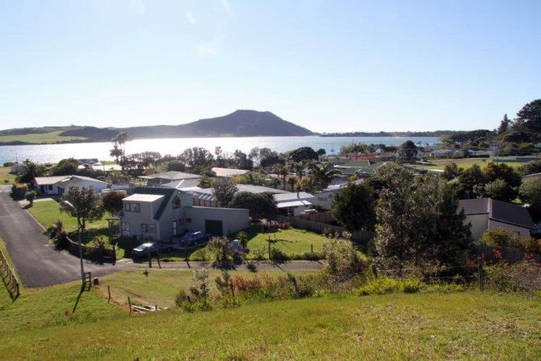 Photo of property in 8 Juniper Road, Sunnynook, Auckland, 0620