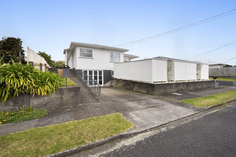Photo of property in 3 Blenheim Place, Vogeltown, New Plymouth, 4310
