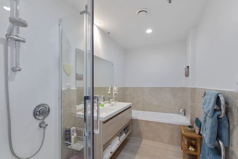 Photo of property in 2d/171 Hurstmere Road, Takapuna, Auckland, 0622