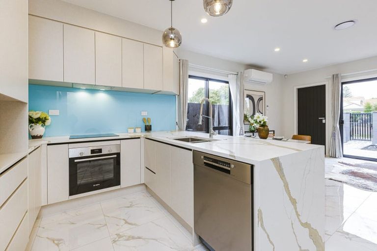 Photo of property in 2/287 Massey Road, Mangere East, Auckland, 2024