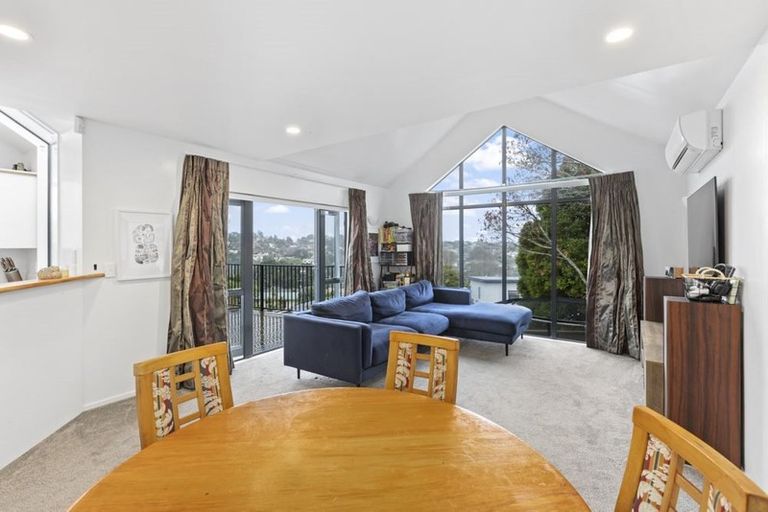 Photo of property in 2/4 Idyll Place, Northcross, Auckland, 0632