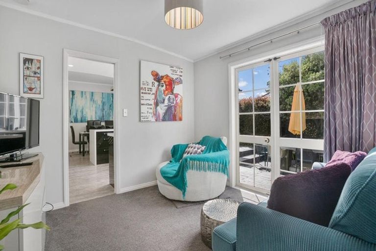 Photo of property in 11 Rifleman Rise, Unsworth Heights, Auckland, 0632