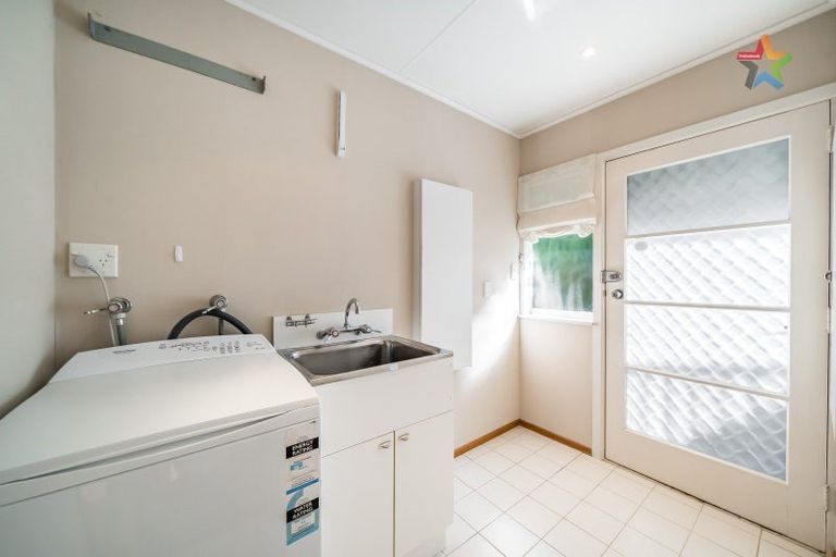 Photo of property in 26a Tai Paku Paku Road, Karaka Bays, Wellington, 6022