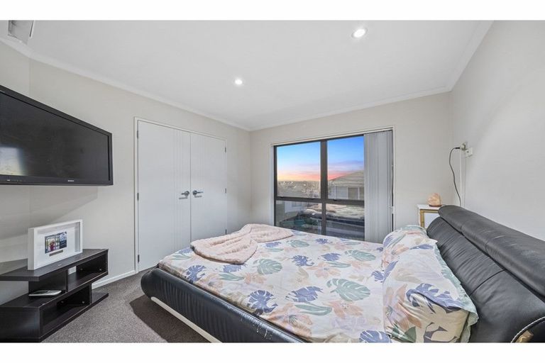 Photo of property in 14 Kereru Rise, Papakura, 2110