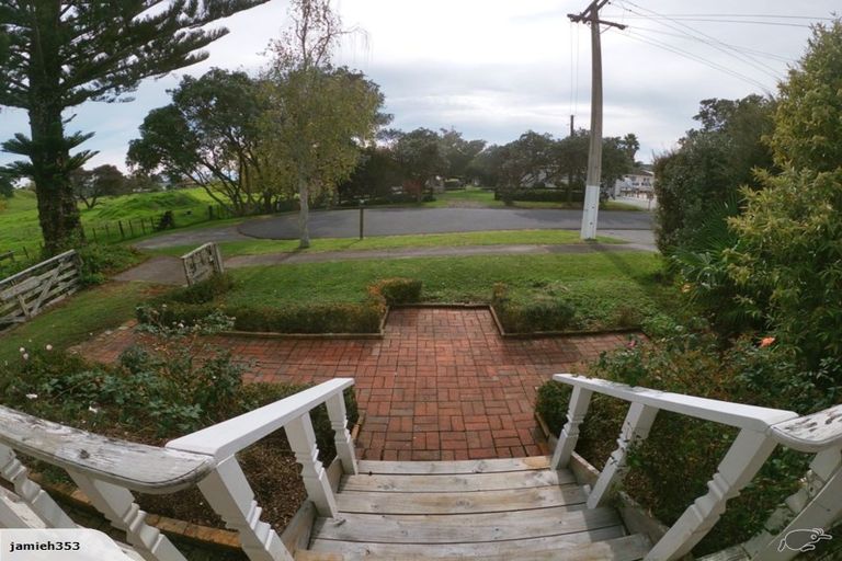 Photo of property in 28 Bertram Road, Kawakawa Bay, Papakura, 2585
