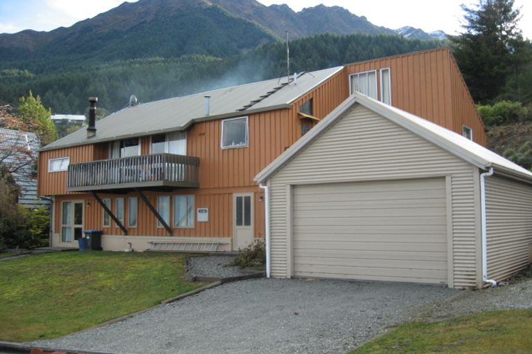 Photo of property in 88 Wynyard Crescent, Fernhill, Queenstown, 9300