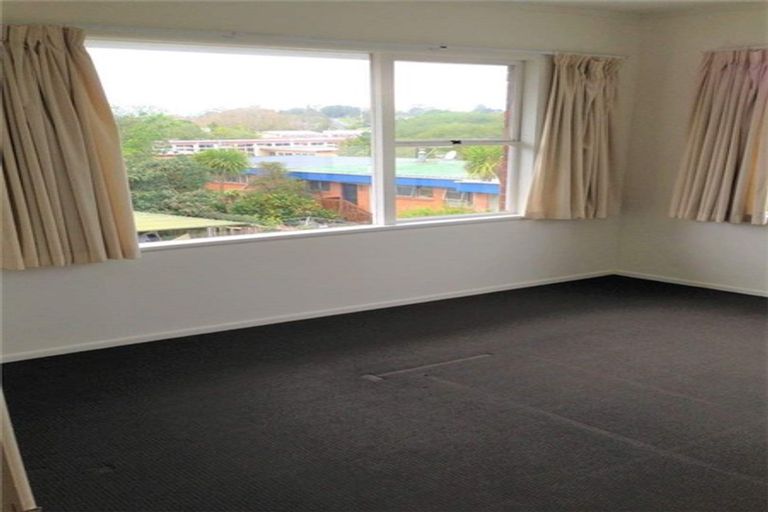 Photo of property in 8 Easton Park Parade, Glenfield, Auckland, 0629