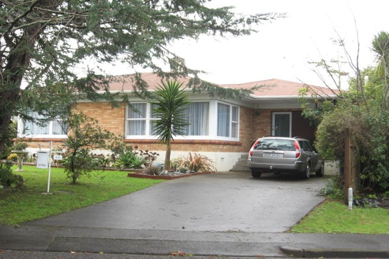 Photo of property in 20 Hillcrest Grove, Hillpark, Auckland, 2102
