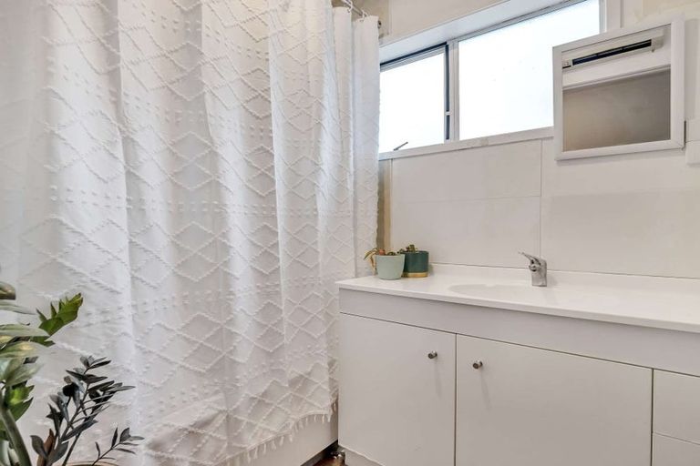 Photo of property in 247 Henderson Valley Road, Henderson, Auckland, 0612