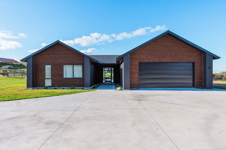 Photo of property in 2 Vickers Way, Acacia Bay, Taupo, 3385