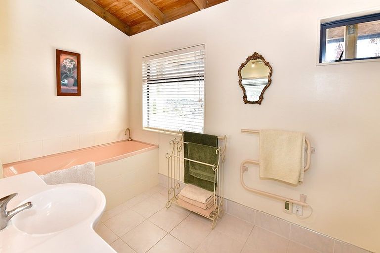 Photo of property in 148 Red Beach Road, Red Beach, 0932