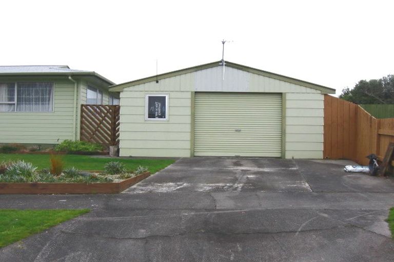 Photo of property in 10 Forbes Place, Kelvin Grove, Palmerston North, 4414