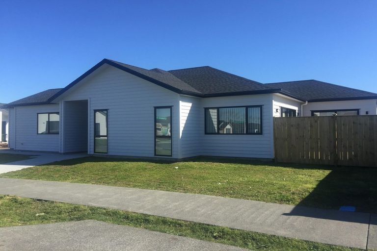 Photo of property in 1 Kakabeak Way, Takanini, 2110