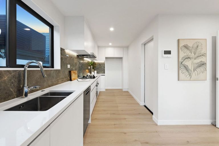 Photo of property in 42b Takutai Avenue, Half Moon Bay, Auckland, 2012