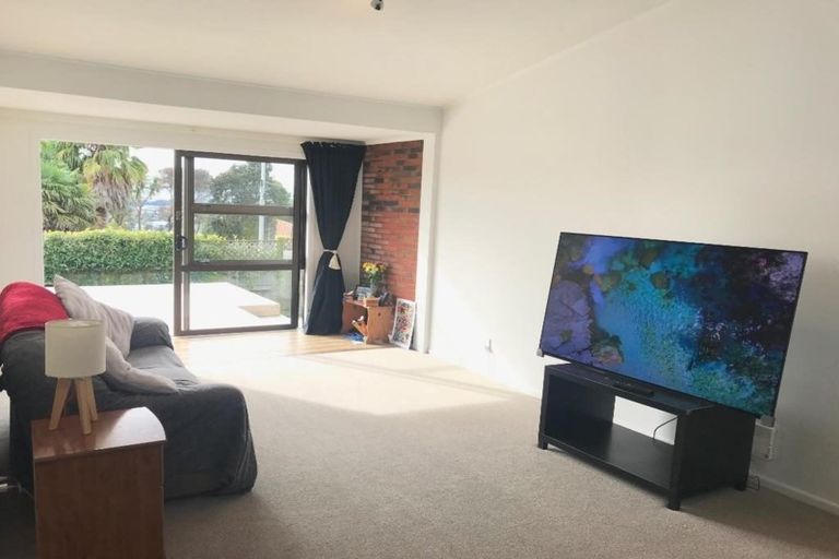 Photo of property in 3/289 Glenfield Road, Glenfield, Auckland, 0629