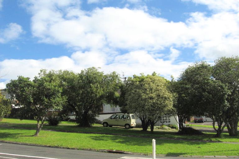 Photo of property in 1 Chatsworth Crescent, Pakuranga Heights, Auckland, 2010