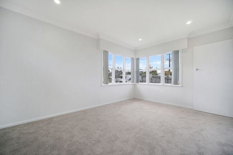 Photo of property in 16 Sylvan Crescent, Te Atatu South, Auckland, 0610