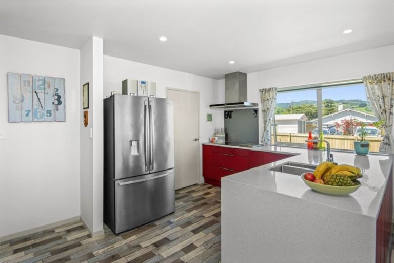 Photo of property in 3 Karaka Road, Kawakawa Bay, Papakura, 2585