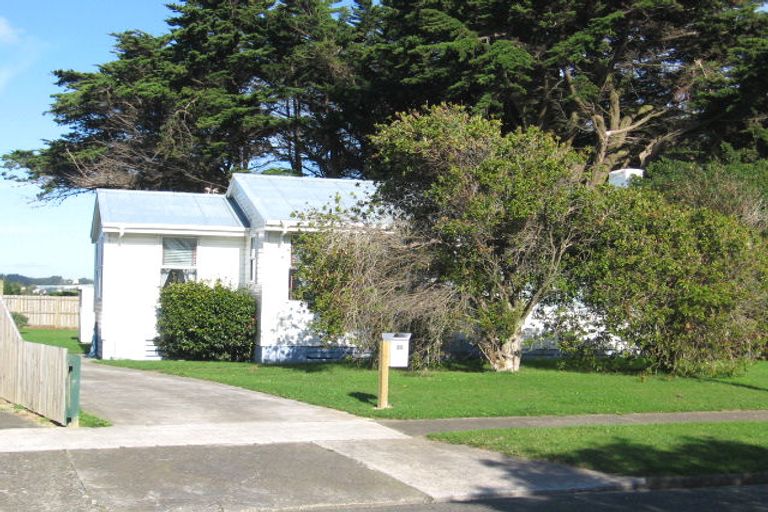 Photo of property in 35 Whanga Crescent, Titahi Bay, Porirua, 5022