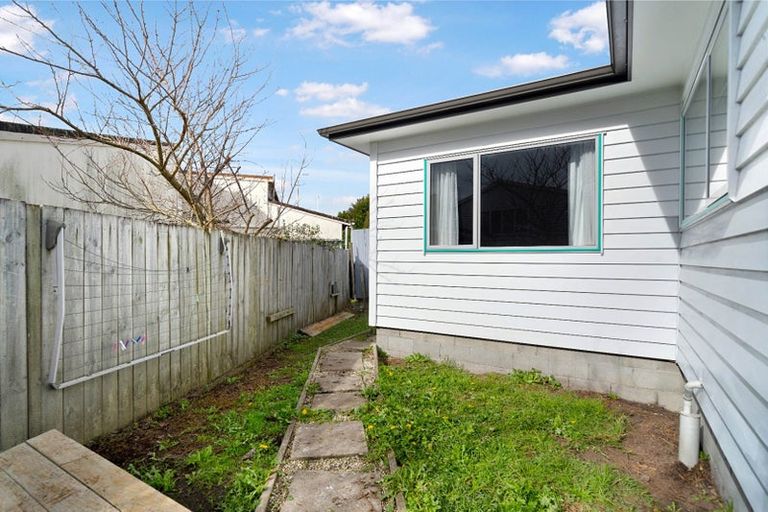 Photo of property in 4a Glenvil Lane, Te Atatu Peninsula, Auckland, 0610