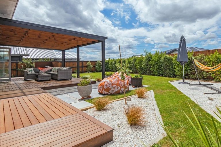 Photo of property in 8 Mediterranean Grove, Fitzherbert, Palmerston North, 4410