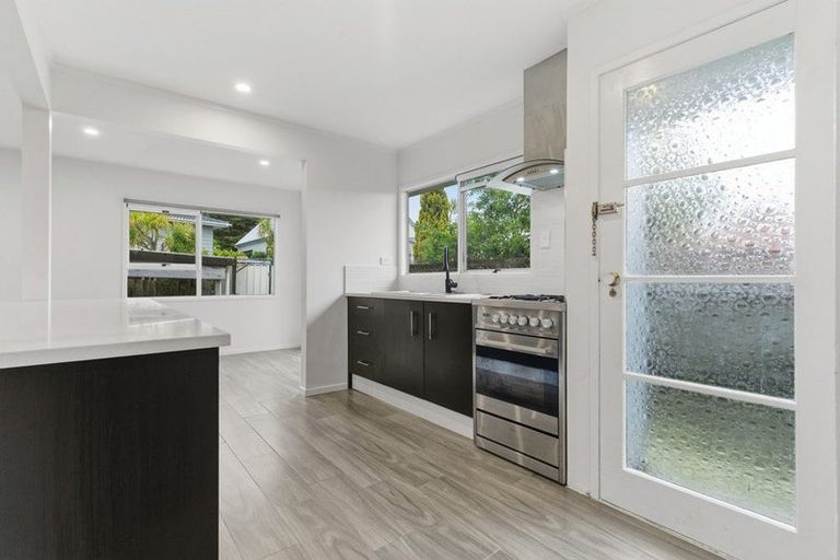Photo of property in 17 Buisson Glade, West Harbour, Auckland, 0618