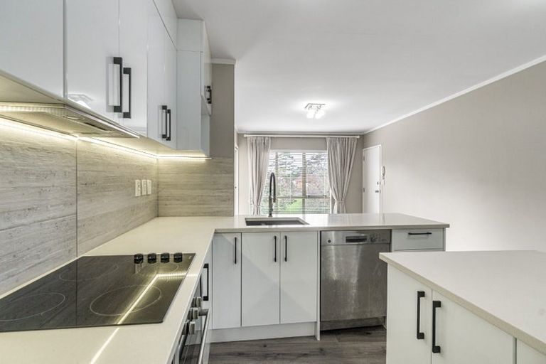 Photo of property in The Haven, 4/120 Beach Haven Road, Beach Haven, Auckland, 0626