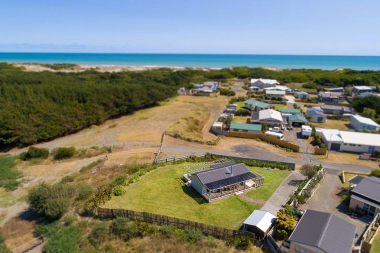 Photo of property in 5 Te Awe Awe Grove, Himatangi Beach, Foxton, 4891