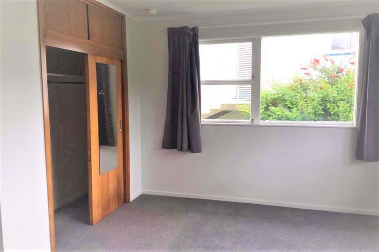 Photo of property in 2/16a Sunnynook Road, Sunnynook, Auckland, 0620