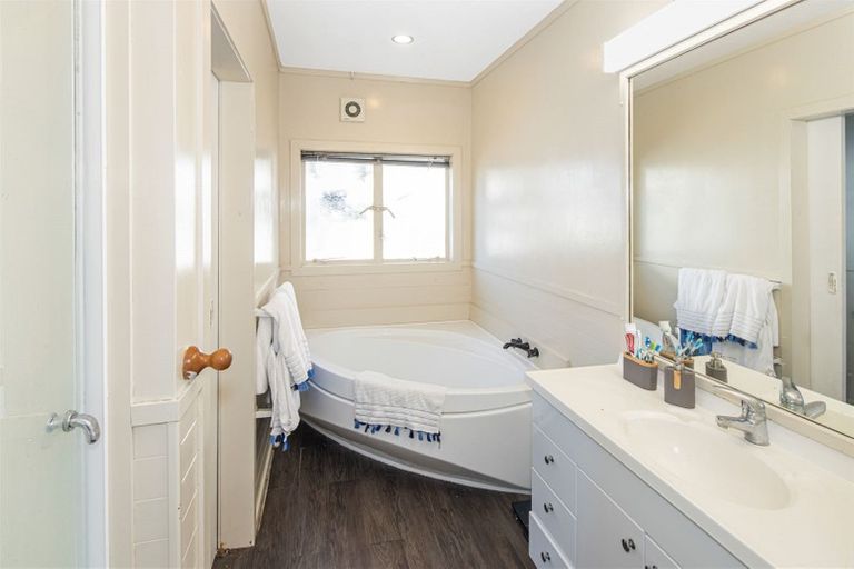 Photo of property in 54 Bassett Road, Johnsonville, Wellington, 6037