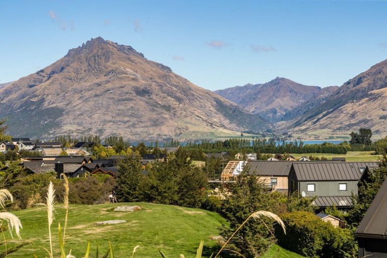 Photo of property in 8 Falconer Rise, Jacks Point, Queenstown, 9371