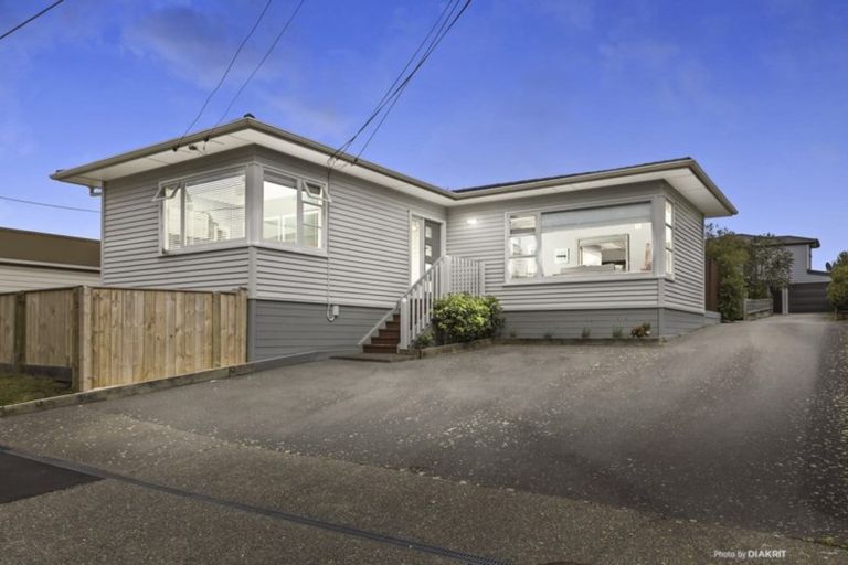 Photo of property in 11 Pinkerton Grove, Newlands, Wellington, 6037