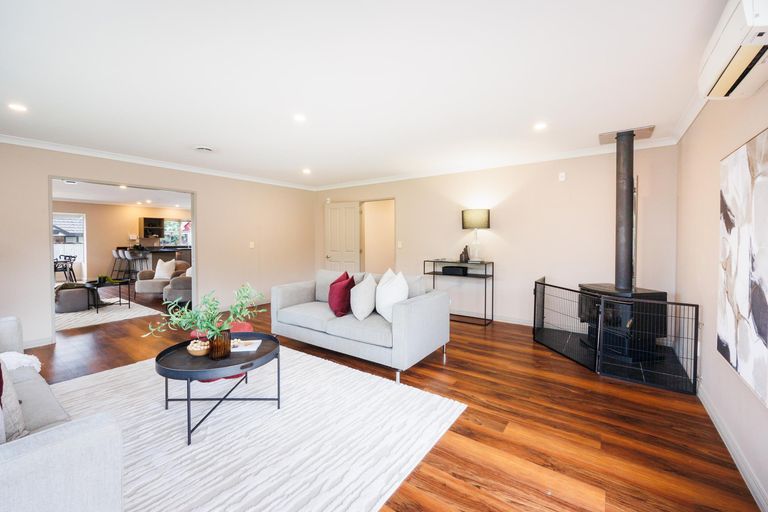 Photo of property in 27 Johnstone Drive, Fitzherbert, Palmerston North, 4410