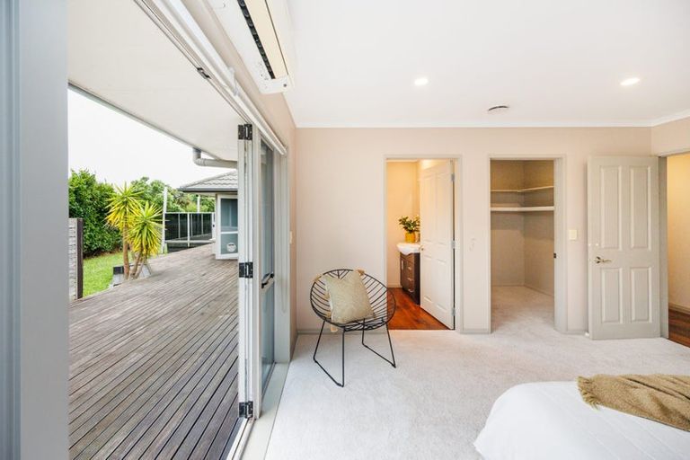 Photo of property in 27 Johnstone Drive, Fitzherbert, Palmerston North, 4410