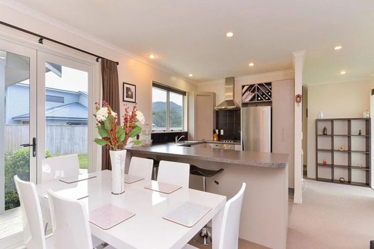 Photo of property in 31 Mcewen Crescent, Riverstone Terraces, Upper Hutt, 5018