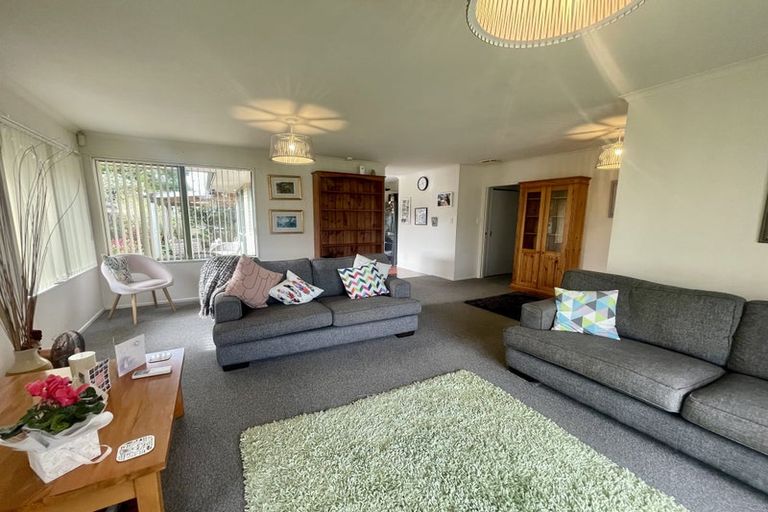 Photo of property in 10 Swanson Oaks, Swanson, Auckland, 0612