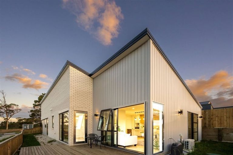 Photo of property in 1 Horokaka Street, Massey, Auckland, 0614