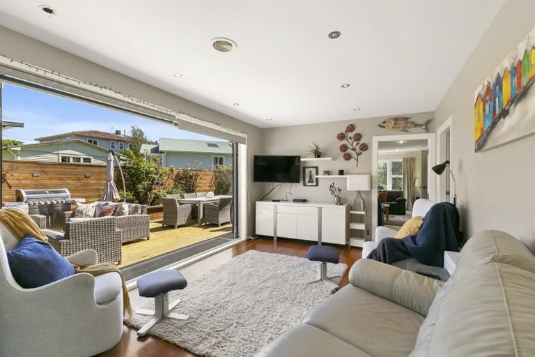 Photo of property in 54 Collins Avenue, Tawa, Wellington, 5028