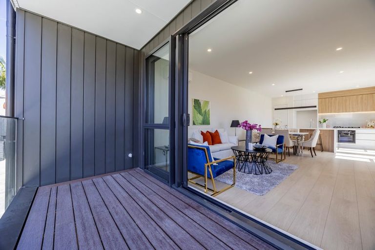 Photo of property in 17a John Jennings Drive, Oteha, Auckland, 0632