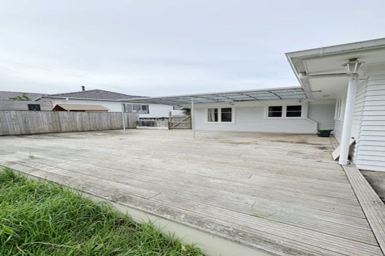 Photo of property in 42 Tiroroa Avenue, Te Atatu South, Auckland, 0610